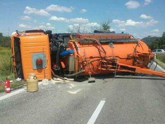 Hasiči sú opäť v pohotovosti: Dopravná nehoda na Záhorí, prevrátilo sa nákladné auto