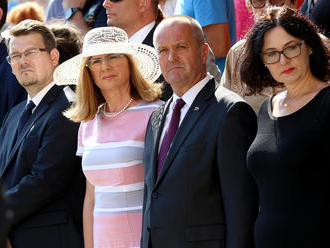 Ministerka prišla vzdať úctu padlým, FOTO ako na dostihoch: Na pietnom akte v ružových šatách a klob