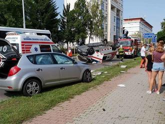 FOTO Hrozivá nehoda v Topoľčanoch: Po čelnej zrážke ostala sanitka ležať na streche