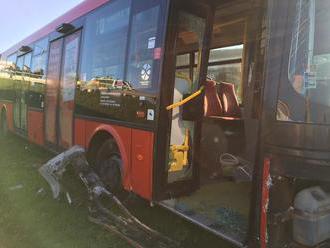 Nehoda v Bratislave: Autobus sa zrazil s osobným autom, jeden zranený