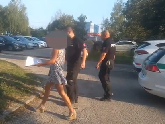 NAKA zverejnila VIDEO zatknutia úplatnej úradníčky: Pre 3 tisíc prišla na parkovisko v ľahkých šatác
