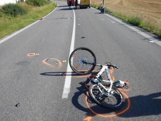 Nákladné auto pri cúvaní narazilo do cyklistu: Šťastie v nešťastí, utrpel ťažké zranenia
