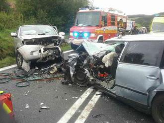 Čelná zrážka áut pri Svidníku: Sedem ľudí malo šťastie v nešťastí