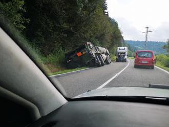 FOTO Záhadná nehoda vojenského vozidla na Orave: Nákladiak skončil v priekope pri ceste