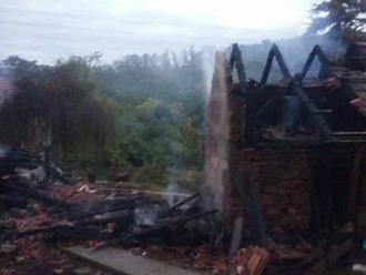 Ranný požiar stodoly v obci Prietrž: Oheň okrem budovy zlikvidoval aj osobné auto
