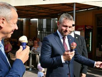 Premiér Pellegrini v Bystrici: FOTO Poslal Kotlebu na smetisko dejín a potom vystál rad na zmrzlinu
