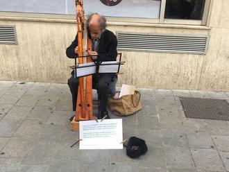 Pôžitok z melódie vystriedal šok: FOTO Pouličný hudobník v Bratislave, jeho otázka vás prinúti zamys