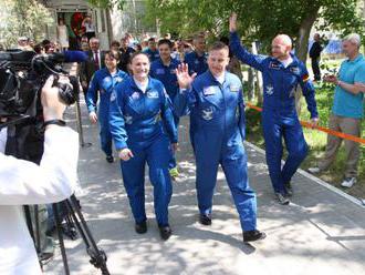 Na ISS vezú troch nových členov posádky