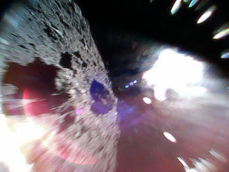 Japonské robotické vozidlo úspešne skáče po asteroide, foto