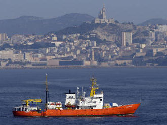 Francie zatím loď Aquarius s 58 migranty do Marseille nepustí