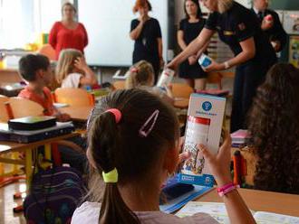 122 prvňáčků dostalo z rukou pražských hasičů „zdravé lahve“ s výchovnými obrázky
