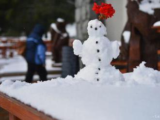 ZASNEŽENÉ RÁNO: Na Štrbskom Plese napadol sneh