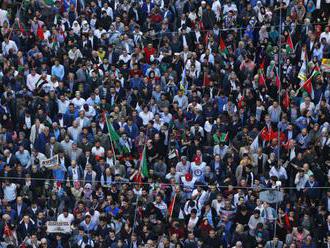 Na protivládny protest v uliciach Ríma prišli desaťtisíce ľudí