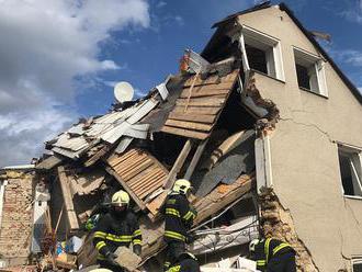 V Mostkovicích vybuchl rodinný dům, jeden člověk zemřel