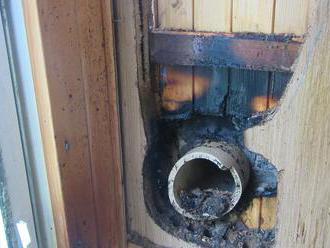 Požár stropu chaty  Brumově-Bylnici uhasili majitelé vodou ze zahradní hadice