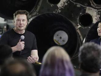 Elon Musk startuje vesmírnou turistiku. Cesta kolem měsíce zná prvního pasažéra