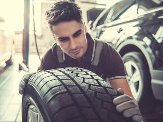 Čo spôsobuje opotrebovanie pneumatík?