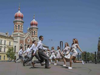 VIDEO: V ulicích Plzně tančí charleston