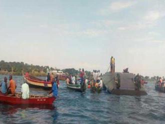 Video: Po nehode trajektu na Viktóriinom jazere zomrelo vyše 80 ľudí, tragédiu spôsobilo preťaženie