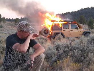 Svérázný youtuber natočil, jak oheň mění jeho off–roadový speciál v hromadu prachu
