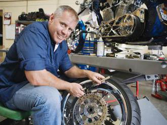 Životnost pneumatik na motorku lze prodloužit správným zacházením