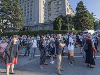 150 ľudí žiadalo v Bratislave odstúpenie Sakovej