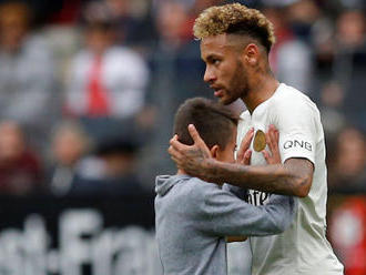 VIDEO: Piskot vystriedal potlesk. Neymar objal plačúceho chlapca a daroval mu dres