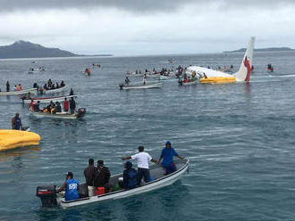 V Mikronézii sa lietadlo zrútilo do lagúny, pasažieri i posádka nehodu prežili
