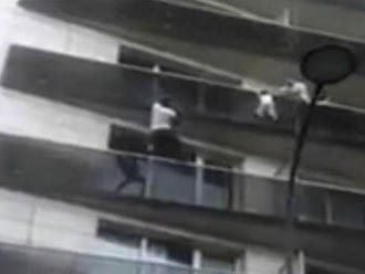 Paríž: otec dieťaťa, ktoré viselo z balkóna, dostal podmienku