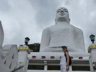 Denník zo Srí Lanky 5: Prečo má Budha plápolajúce lalôčiky