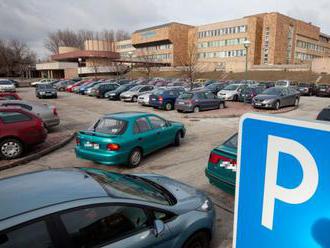 Petržalka súhlasí s prenájmom plôch na parkovanie pred nemocnicou