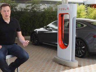 Tesla si nechá za dobíjanie áut už zaplatiť