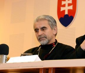 Biskup namočený v sexuálnom škandále prehovoril: Obvinenie zo zneužitia dievčatka