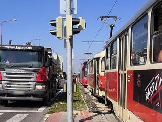 PRÁVE TERAZ Totálny kolaps dopravy v Bratislave: Kuriózny incident električky