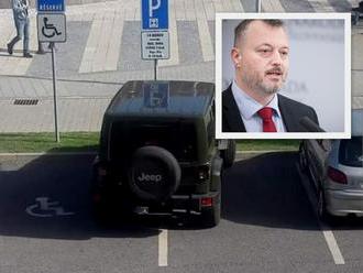 Kandidát na prezidenta Krajniak dvihol ľuďom tlak: Kritika za parkovanie, dôkaz na FOTO