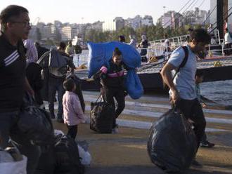 Z preplneného tábora na gréckom ostrove Lesbos odviezli štyristo žiadateľov o azyl