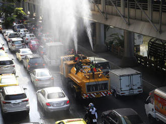 Netradičný výjav v uliciach Bangkoku: Proti smogu bojujú vodným delom a lietadlami