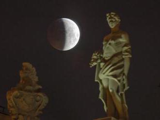 Foto: Svet pozoroval posledné úplné zatmenie Mesiaca v tomto desaťročí