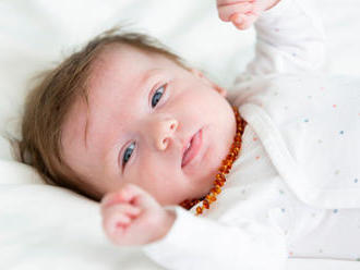 Jantárové náhrdelníky pre bábätká sú nebezpečné, upozorňujú odborníci