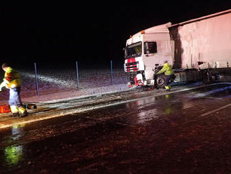 Havárie kamionu uzavřela na čtyři hodiny hradeckou dálnici na 54. kilometru