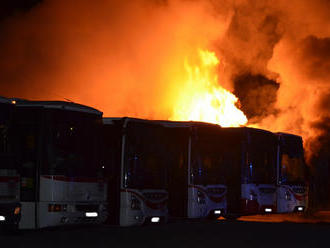 Při požáru autobusu  v areálu ČSAD Kladno vznikla škoda za 2,5 milionu korun