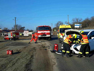 V Čebíně na Brněnsku zasahují dvě hasičské jednotky u nehody dvou osobních vozidel. Jedno je na…