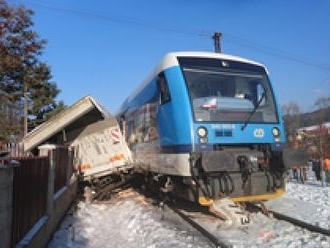 Při střetu nákladního automobilu a vlaku v Liberci vznikla škoda za 25 milionů korun