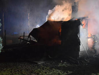 Na Živohošti byla požárem zasažena celá chata, škoda byla odhadnuta na 800 tisíc korun