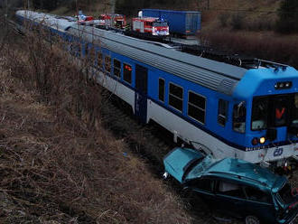 Auto u Jaroměře skončilo po smyku na kolejích, narazil do něj ještě vlak