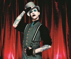 Marilyn Manson, ktorý fajčil ľudské kosti a pil kyselinu, má päťdesiat a je na smiech
