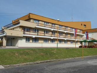 Ubytovanie v Hoteli Baník Nitrianske Rudno s výhľadom na hory a reštauráciou.
