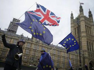 Schválenie dohody o brexite otvorí cestu k odchodu Británie z EÚ