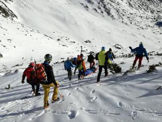 Lyžiarke s otvorenou zlomeninou pomáhali v Tatrách horskí záchranári