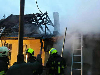 Požár domu v obci Viničné Šumice si vyžádal vyhlášení druhého stupně požárního poplachu